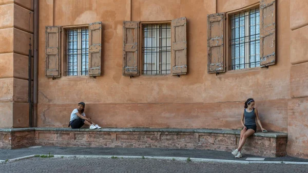 Madre Figlia Sedute Una Panchina Mattoni Davanti Bellissimo Muro Intonacato Fotografia Stock