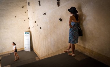 Siyah şapkalı ve mavi güneşli elbiseli bir sonraki durak Bologna İtalya 'daki eski bir bina.