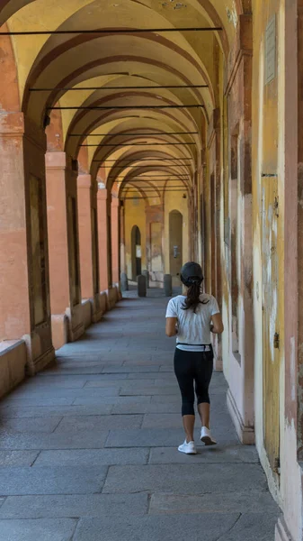Mujer Corriendo Por Largo Pórtico Pantalones Negros Zapatillas Deporte Bolonia — Foto de Stock