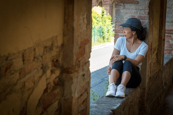 Kobieta Czapce Tenisówki Siedzi Oknie Portyku Bolonii Włochy Obrazy Stockowe bez tantiem