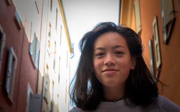 Ritratto Adolescente Asiatico Americano Piedi Fronte Vecchi Edifici Sorridenti Fotografia Stock