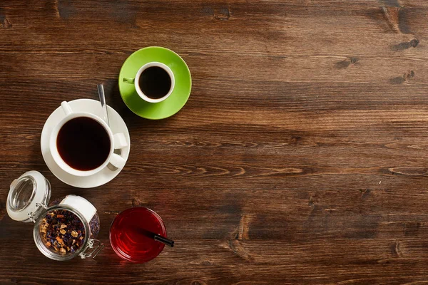 各种茶和咖啡的头顶景色 用各种草药和咖啡豆调味在一个土气木板上 Copyspace — 图库照片