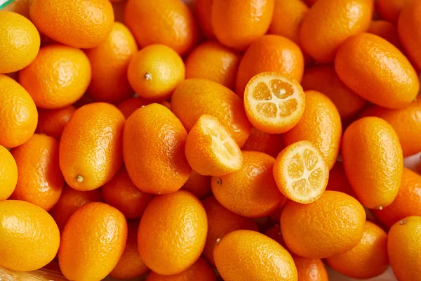 Egy Csomó Friss Kumquat Biotermékek Piacán Néhány Kumquatot Levágtak — Stock Fotó