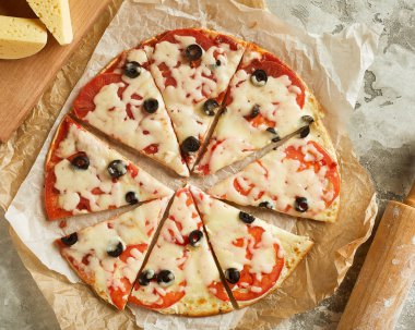 Pizza peyniri, domates, zeytin ile üstten görünüm