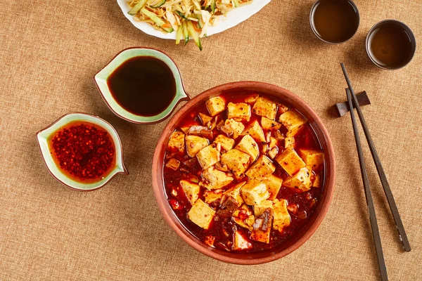 Blick Von Oben Auf Tofu Suppe Mit Essstäbchen Und Soßen — Stockfoto