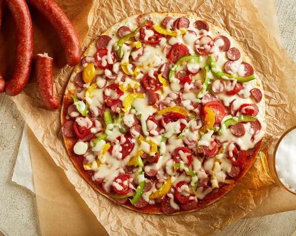 Vista Superior Pizza Com Salsichas Pimenta Tomate — Fotografia de Stock
