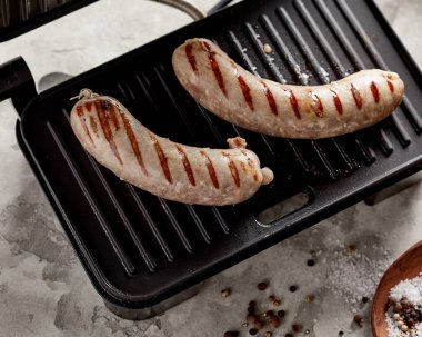 Çiğ domuz sosisi yüksek açılı görünüş grill Pan