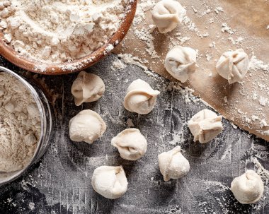 Üstten görünüm düz ham Rus köfte un masaya yatırın. Arka plan yemek