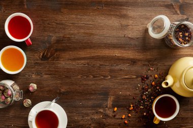 Çay ve kahve çeşitli türlü havai görünümü. Çeşitli otlar ve rustik ahşap tahta üzerinde kahve çekirdekleri ile aromalı. Boşaltmak