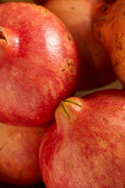 Organik gıda pazarında taze nar görünümünü yakın çekim