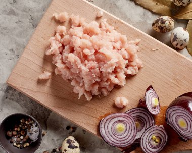 Taze kıyma yüksek açılı görünüş ahşap kesme tahtası üzerinde