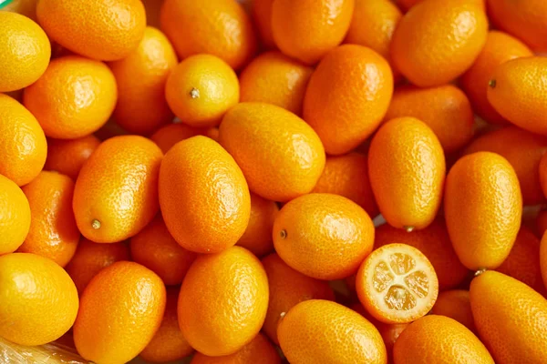 Egy Csomó Friss Kumquat Biotermékek Piacán Néhány Kumquatot Levágtak — Stock Fotó