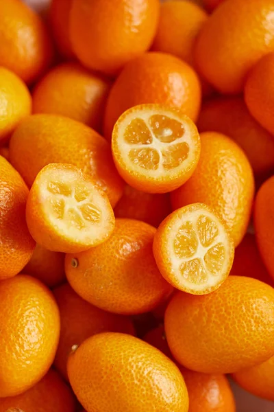 Egy Csomó Friss Kumquat Biotermékek Piacán Néhány Kumquatot Levágtak — Stock Fotó