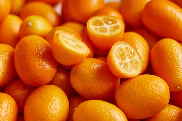 Egy Csomó Friss Kumquat Biotermékek Piacán Néhány Kumquatot Levágtak — Stock Fotó