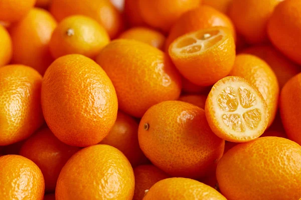 Egy Csomó Friss Kumquat Biotermékek Piacán Néhány Kumquatot Levágtak — Stock Fotó