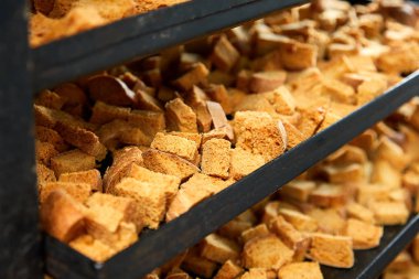 Pan pişirme üzerinde yakından görmek taze pişmiş ekmek ruscks. Fast Food