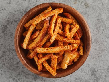 Ahşap kase taze ekmek Peksimet, gri arka plan üzerinde izole üstten görünüm