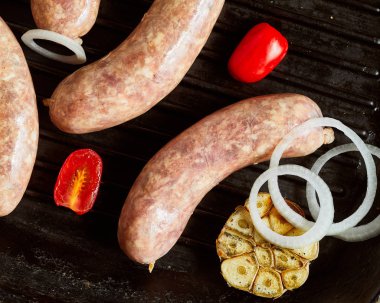 Çiğ domuz sosisi yakın çekim görünümünü grill Pan
