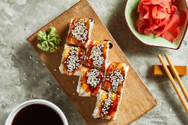 Wasabi, zencefil ve soya sosu ile servis susi yüksek açılı görünüş