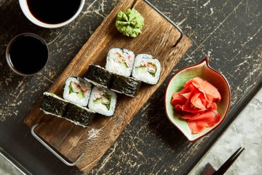 Wasabi, zencefil ve soya sosu ile servis susi yüksek açılı görünüş