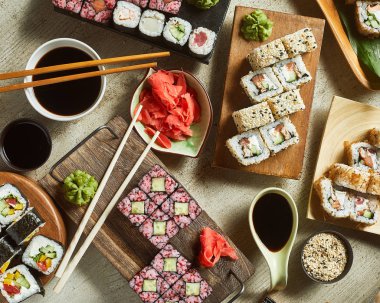 Wasabi, zencefil ve soya sosu ile servis susi yüksek açılı görünüş