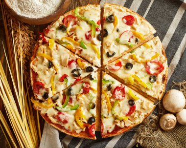 Pizza peyniri, domates, zeytin ile üstten görünüm
