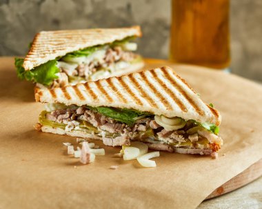 Sığır eti, domates ve salatalık sandviç görünümünü yakın çekim. Arka plan üzerinde çıtır çıtır kızarmış patates