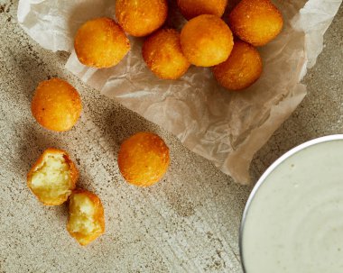 Ahşap kesme tahtası üzerinde taze ev yapımı peynir topları yüksek açılı görünüş