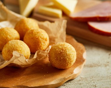 Taze ev yapımı peynir topları ahşap kesme tahtası üzerinde görmek