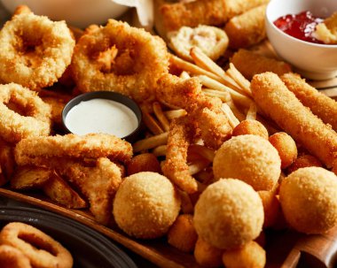 Çeşitli bira aperatif ve bir bardak bira. Fast food. Bira aperatifler