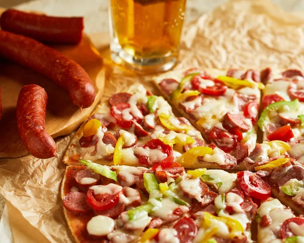 Close Nézd Kolbász Paprika Paradicsom Pizza — Stock Fotó