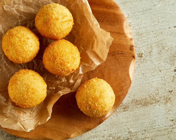 Vista Ángulo Alto Bolas Queso Caseras Frescas Tabla Cortar Madera —  Fotos de Stock