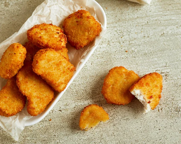 Gebakken Kipnuggets Geserveerd Witte Plaat Fastfood Rechtenvrije Stockafbeeldingen