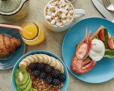 Havai görünümü taze lezzetli sağlıklı kahvaltı ahşap masaya servis. Sağlıklı gıda