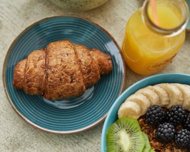 Taze kruvasan havai görünümü. Kahvaltı. Sağlıklı gıda
