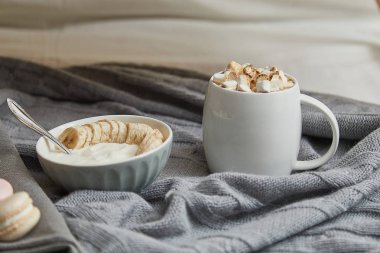 Sıcak çikolata fincan sıcak yatakta hizmet hatmi ile Kahvaltı