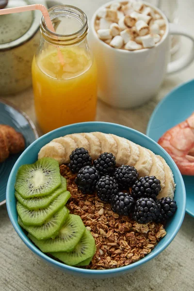 在木桌上供应美味的健康早餐 健康食品 — 图库照片
