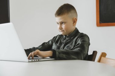 Küçük bağımlı oyun çocuk üstünde laptop kapalı - görüntü oynama