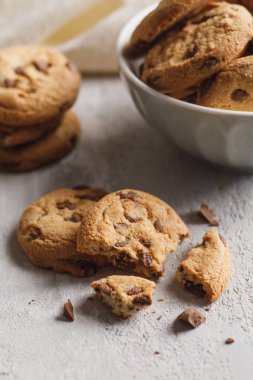 Tabakta çikolatalı kurabiye.