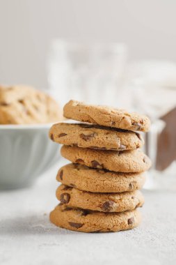 Tabakta çikolatalı kurabiye.