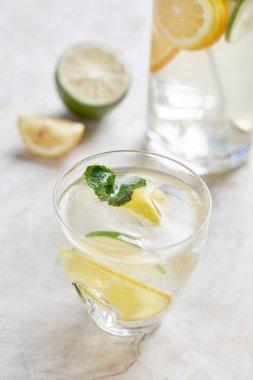 Limonlu ve naneli kokteyl