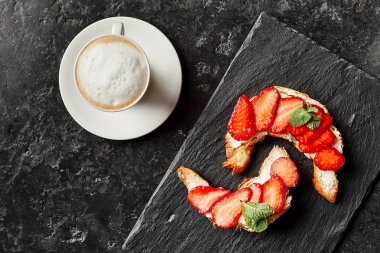 Kahvaltıda kruvasan ve kahve.