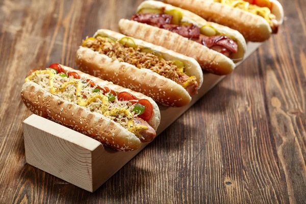 Diversi Tipi Hot Dog Con Senape Gialla Cipolla Sottaceti — Foto Stock