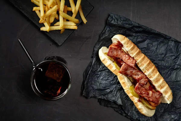 Hot Dog Con Patatine Fritte Bicchiere Coca Sfondo Nero — Foto Stock