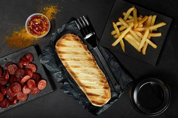 Panino Alla Griglia Salsicce Patatine Fritte Una Tazza Caffè Andare — Foto Stock