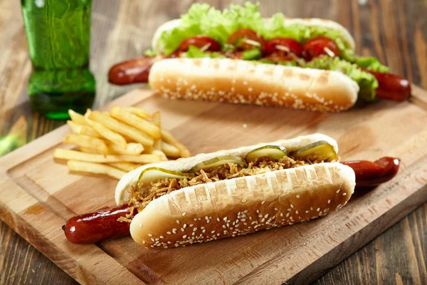 Dois Cachorros Quentes Com Batatas Fritas Tábua Corte Madeira Comida — Fotografia de Stock