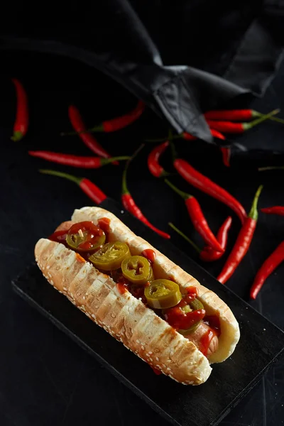 Hot Dog Con Peperoncino Piccante Jalapeno Rosso Sfondo Nero — Foto Stock
