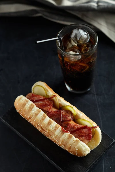 Hot Dog Dengan Segelas Coke Latar Belakang Hitam — Stok Foto
