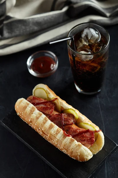 Hot Dog Con Bicchiere Coca Sfondo Nero — Foto Stock