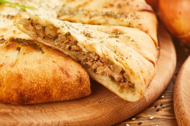 Somon Balık ve soğan ile pasta ve yakın çekim görmek